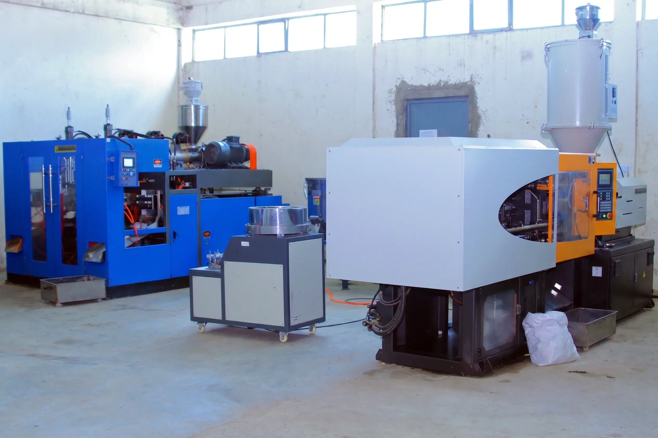 Plastic bottle manufacturing equipment